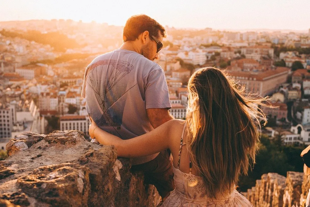 Agences matrimoniales VS sites de rencontres : comment fonctionnent-elles et quel est le meilleur endroit pour former un couple ?
