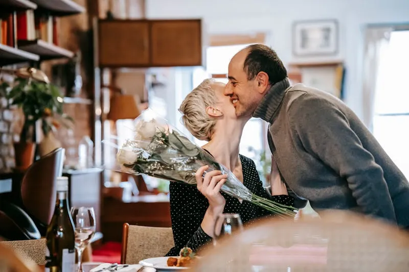 Couple romantique partageant un moment tendre au restaurant
